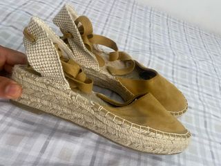 Chanclas cuña beige y marrón