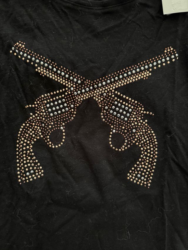 Camiseta negra pistolas