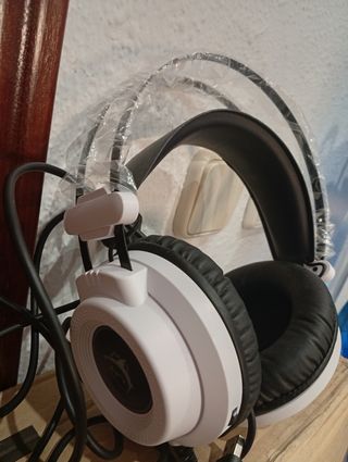 Cascos gaming blancos y negros