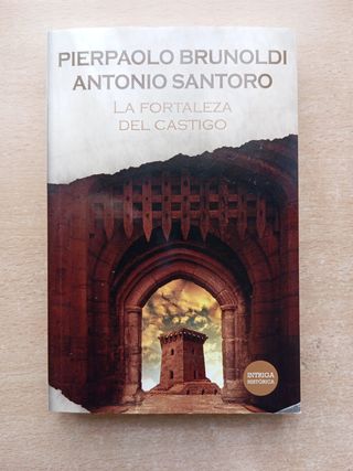 Cuatro libros de novela histórica, de intriga.
