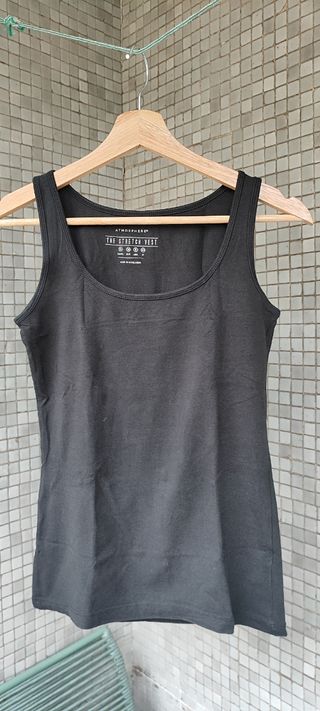 Camiseta tirantes negra ajustada 