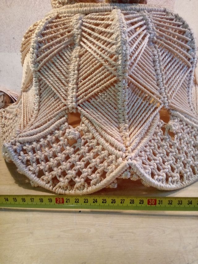 Lampara tejida sisal beige. Trabajo en cuerda nat