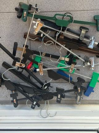 Perchas multicolor metálicas