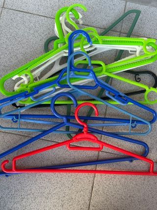 Perchas multicolor metálicas