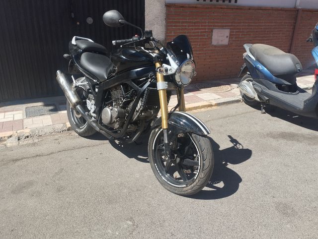 Hyosung GT250 Comet - averiada