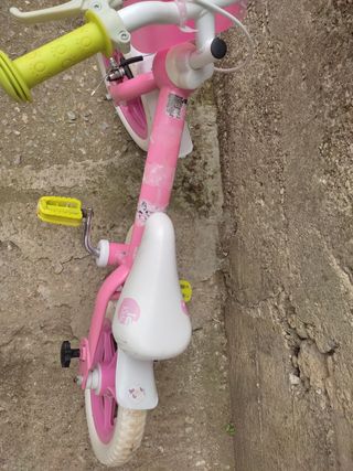 Bicicleta niña 3-4-5 años, con ruedinas traseras.