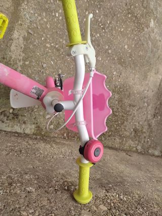 Bicicleta niña 3-4-5 años, con ruedinas traseras.