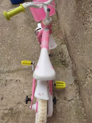 Bicicleta niña 3-4-5 años, con ruedinas traseras.