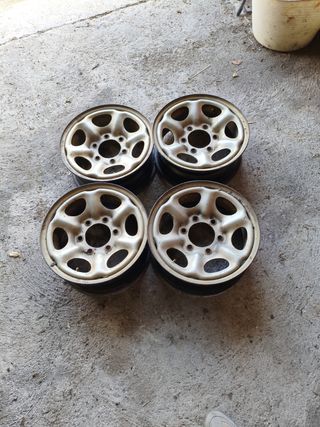 4 Llantas Terrano II usadas