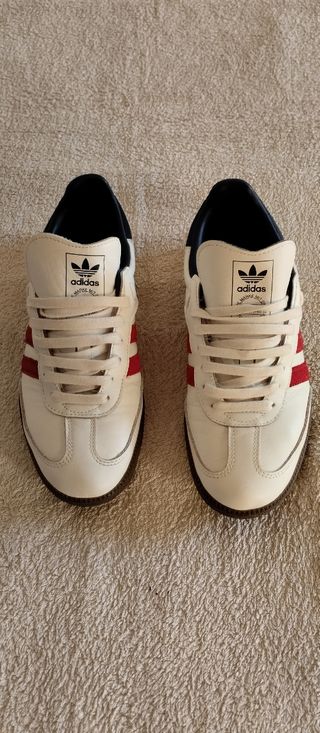 Adidas Samba. Scarpe sportive bianche e rosse.