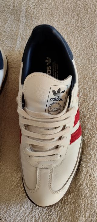 Adidas Samba. Scarpe sportive bianche e rosse.