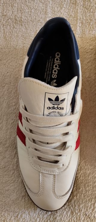 Adidas Samba. Scarpe sportive bianche e rosse.