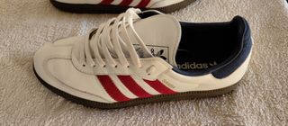 Adidas Samba. Scarpe sportive bianche e rosse.