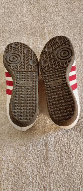 Adidas Samba. Scarpe sportive bianche e rosse.