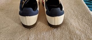 Adidas Samba. Scarpe sportive bianche e rosse.