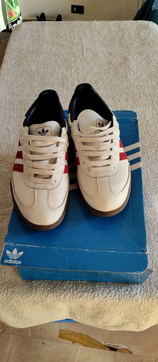 Adidas Samba. Scarpe sportive bianche e rosse.