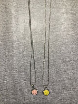 2 Colgantes sonrientes - Amarillo y Rosa