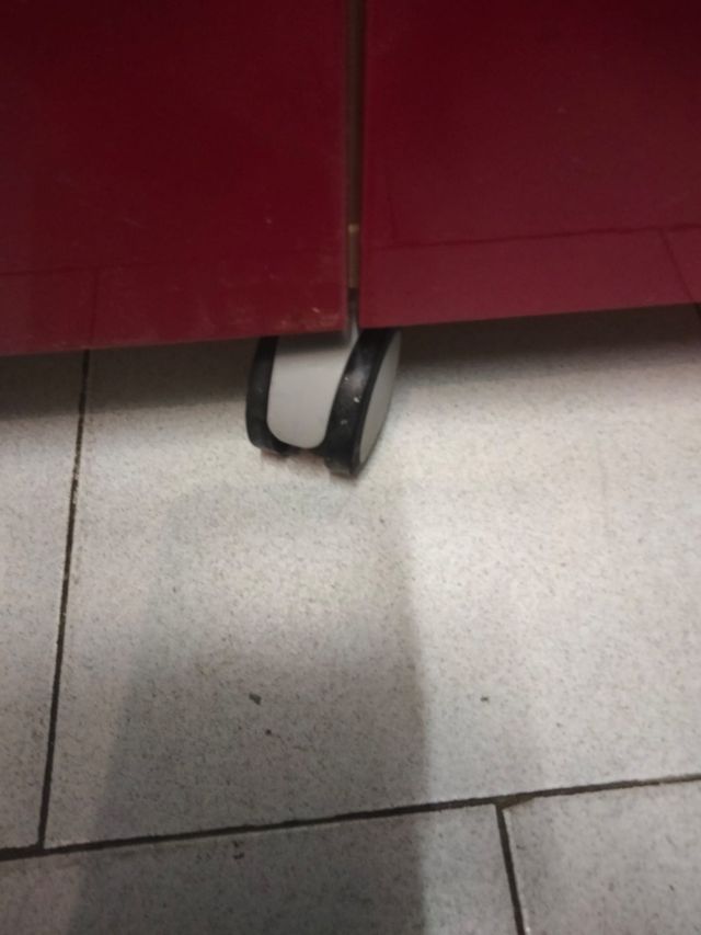 Tavolino Ikea mobile - legno e plastica. 120x51x35