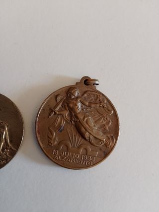 2 Medallas antiguas religiosas y militares