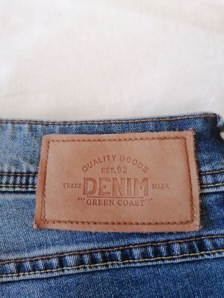 Bermuda vaquera desgastada