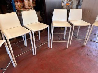 6 sillas blancas de piel altas