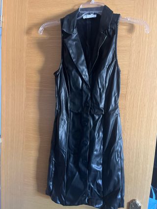 Vestido negro de cuero sintético