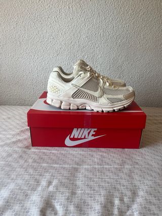 Zapatillas Nike Zoom Vomero 5 Beige - 41