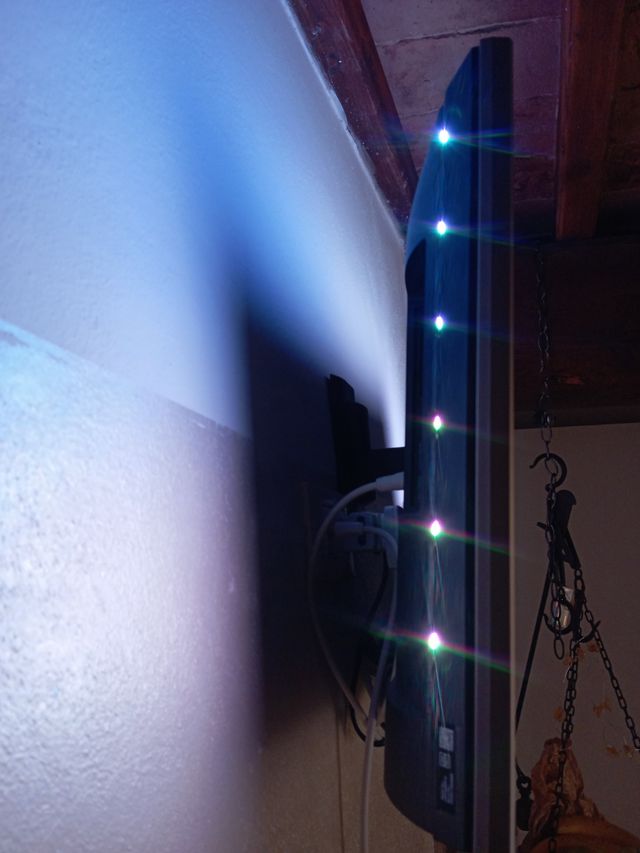 Smart TV Philips com staffa per muro