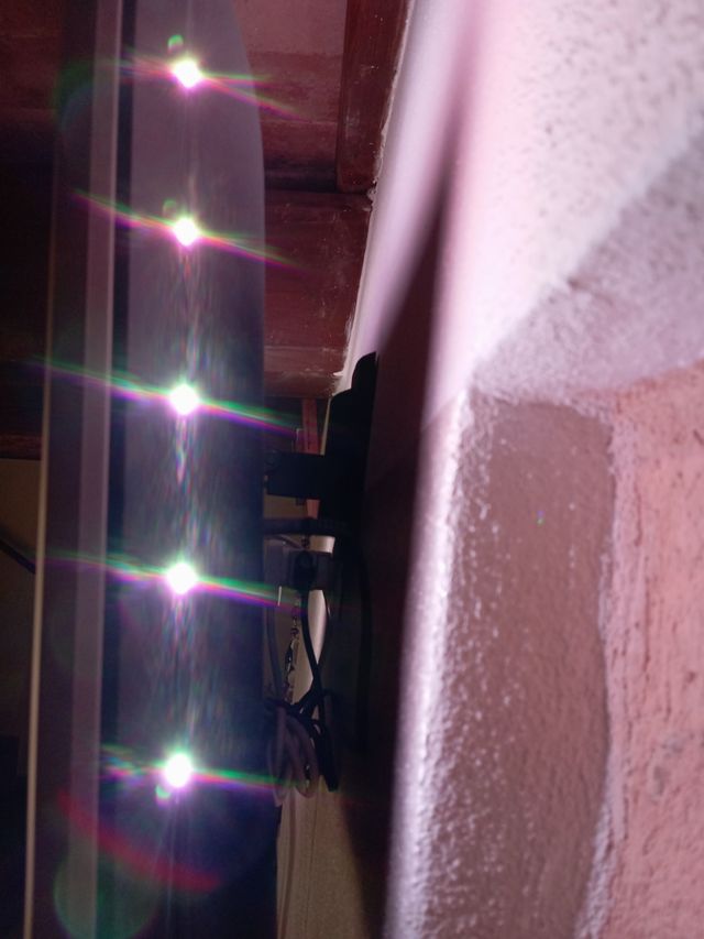 Smart TV Philips com staffa per muro