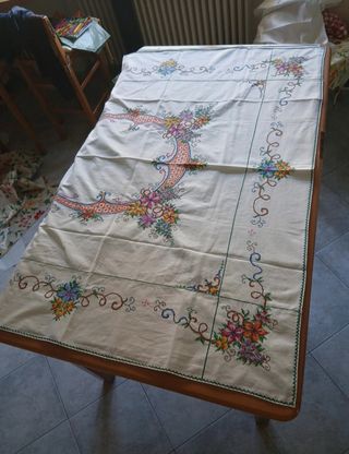 Tovaglia in lino con ricamo a mano a punto croce 
