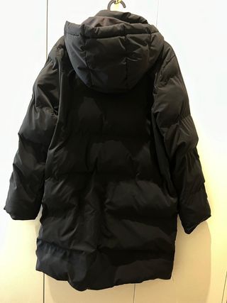 Chaqueta negra acolchada
