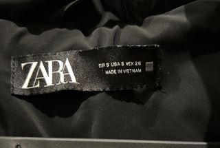 Chaqueta negra acolchada