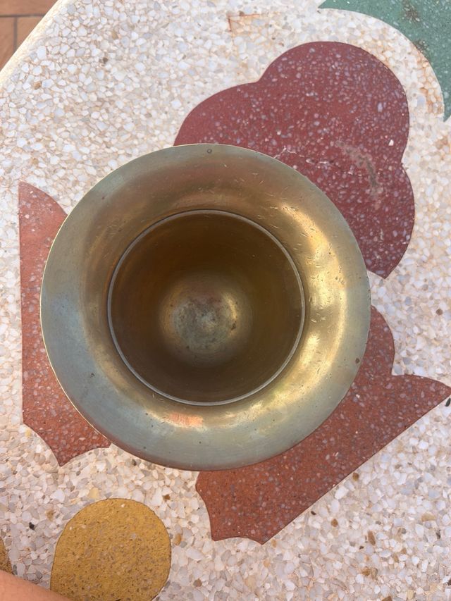 Mortero de latón antiguo