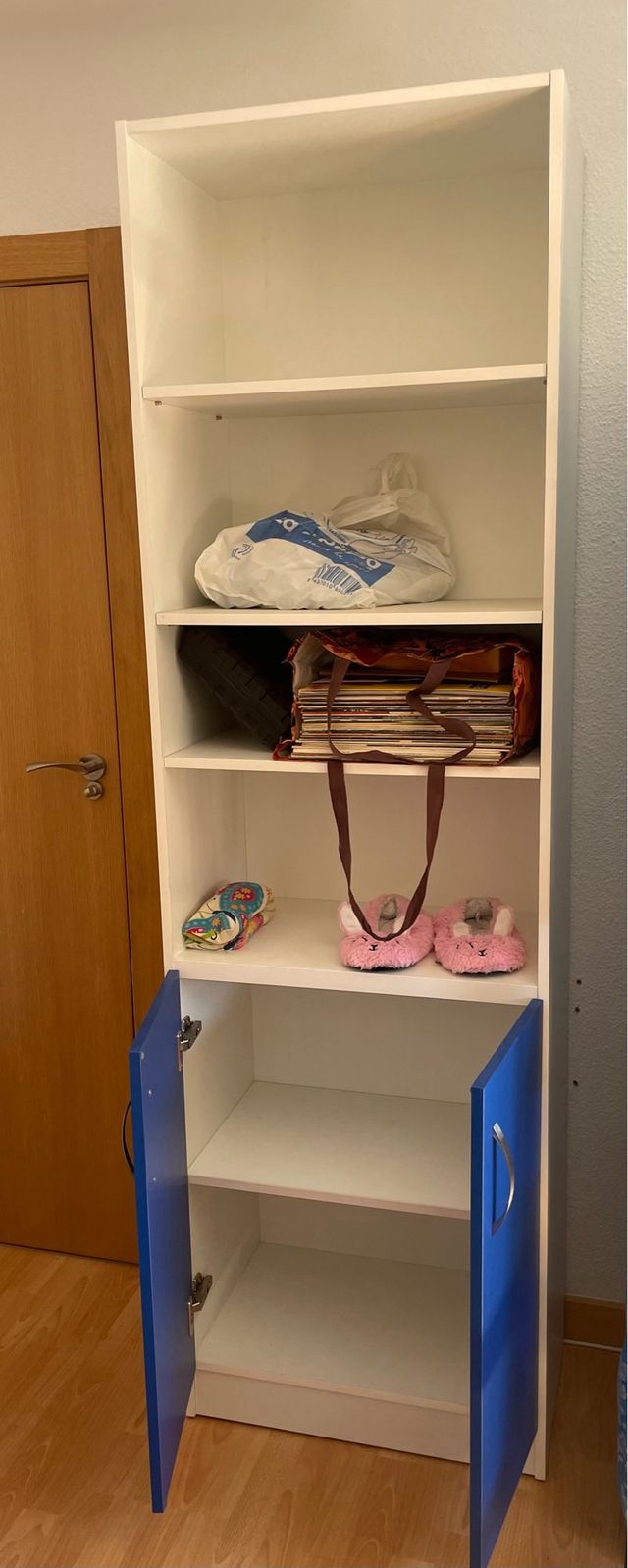 Estantería infantil azul y blanca