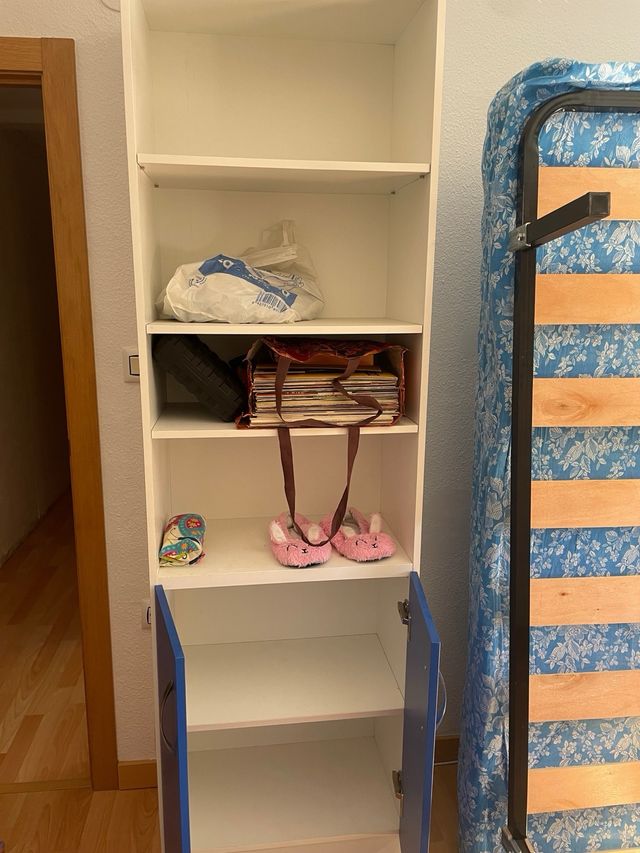 Estantería infantil azul y blanca