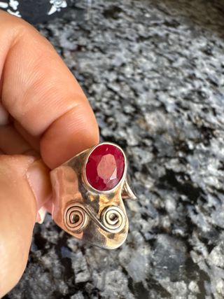 sortija de plata de ley con  Rubí faceteada