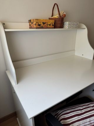 Escritorio infantil blanco - Estantería y cajón