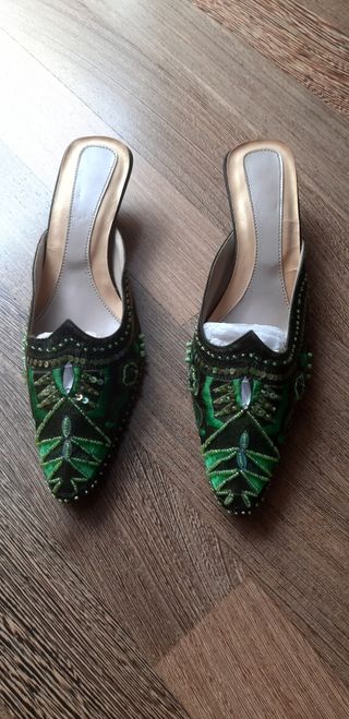 Scarpe eleganti ricamate mai indossate n.39