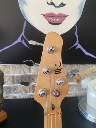 Bajo Musicman luthier