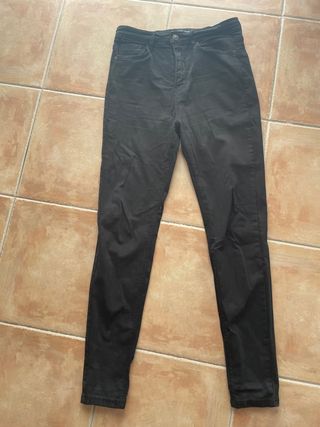 Pantalones Stradivarius negros, talla 38