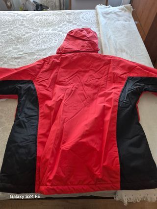 Anorak polar rojo-negro, logo de Vodafone, sin usa