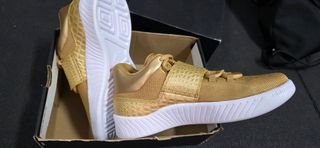 Zapatillas Air Jordan doradas
Nike