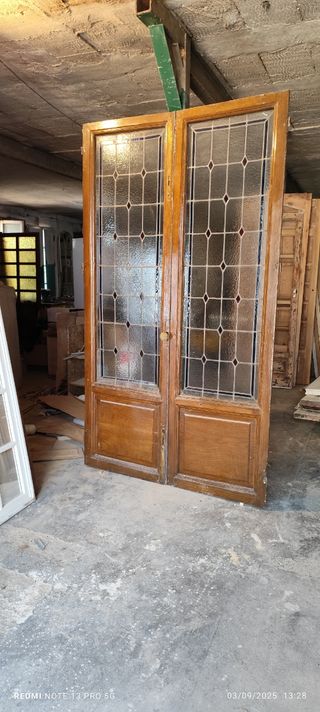 Puerta doble antigua con cristales plomados.
1030€
