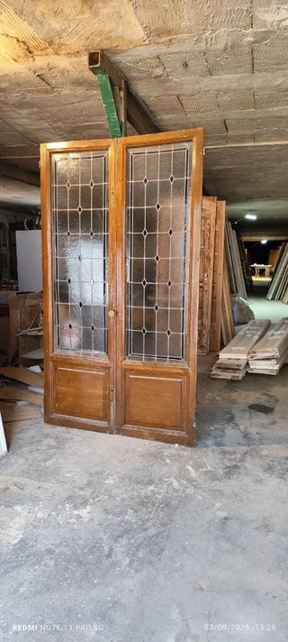 Puerta doble antigua con cristales plomados.
1030€