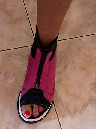 Sandalias plataforma negras y rosas