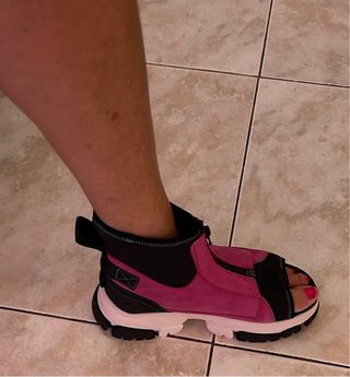 Sandalias plataforma negras y rosas