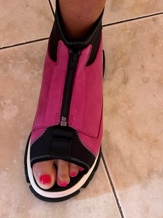 Sandalias plataforma negras y rosas