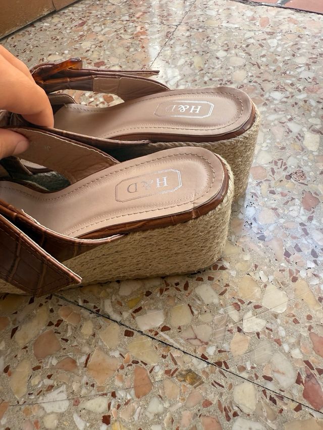 Sandalias cuña H&D marrón