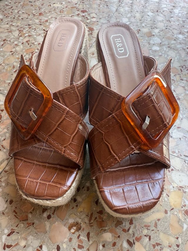 Sandalias cuña H&D marrón