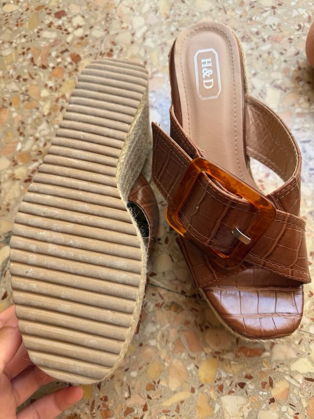 Sandalias cuña H&D marrón